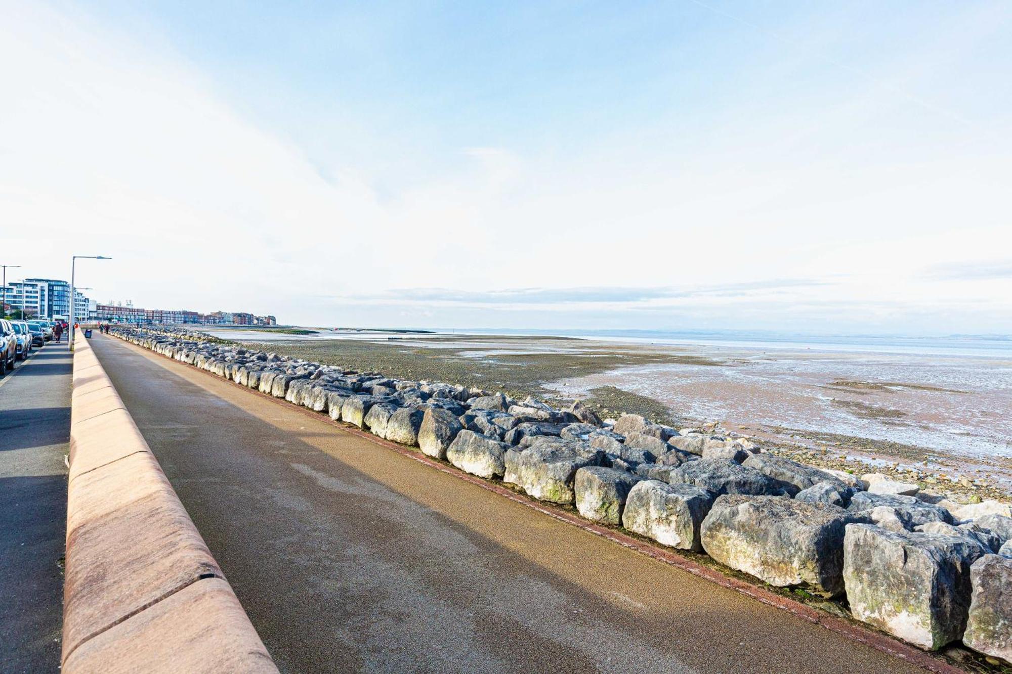 Seafront Apartment - Sleeps 6 - Gateway To The Lake District - Brand New Morecambe Kültér fotó